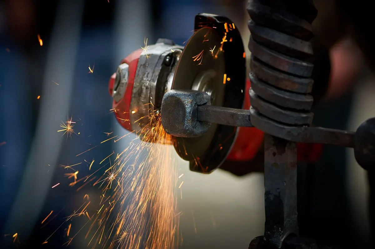 Spark Testing Scrap Steel: How to Identify Metal Before You Forge